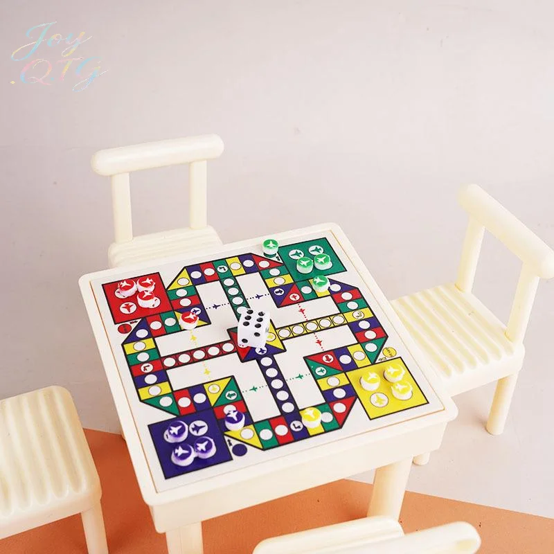 Nuovo 1 Set Accessori per casa delle bambole Decor Set di scacchi in miniatura Mini tavolo con sedia Scacchi volanti Ludo Gioco da tavolo Go Modello di gioco