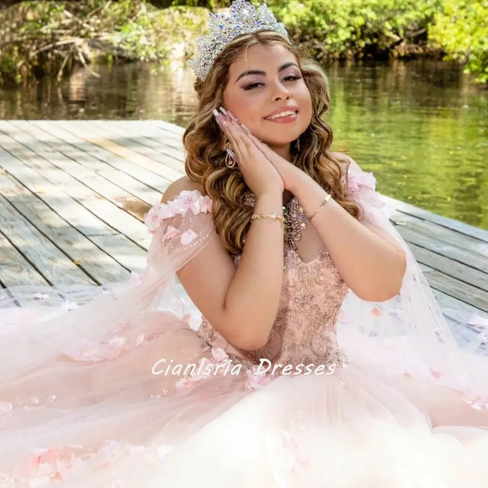 Vestido de quinceañera rosa con flores 3D, vestido de baile con capa, apliques de hombros descubiertos, corsé de encaje con cuentas de cristal, dulce 15 fiesta