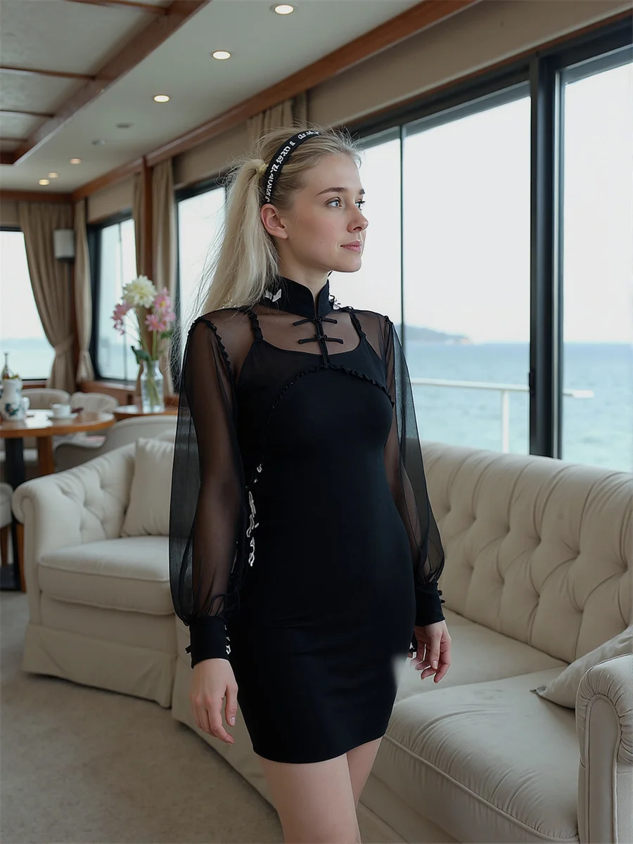 Damska koszula z długim rękawem, czarna, z koralikami, perłami, koronkowym kołnierzykiem, ozdobiona kokardą, słodka, urocza, prosta, podstawowa, miękka, kobieca, elegancka, ładna.