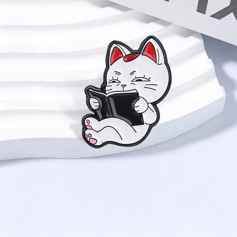 Turbo Granny Glückskatze Emaille-Anstecknadel Kawaii Dreifarbige Katze Geometrische Biene Goldfisch Ente Brosche Reversnadel Taschenanstecker Schmuck Geschenk für Freunde – Detail 4
