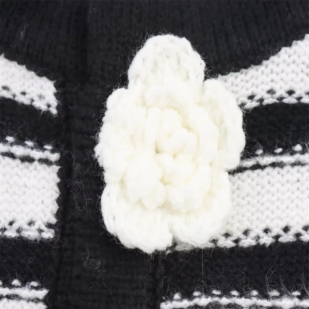 Veste cardigan tricotée rayée avec décoration de boutons de fleurs tridimensionnelles pour femmes, haut ample et décontracté