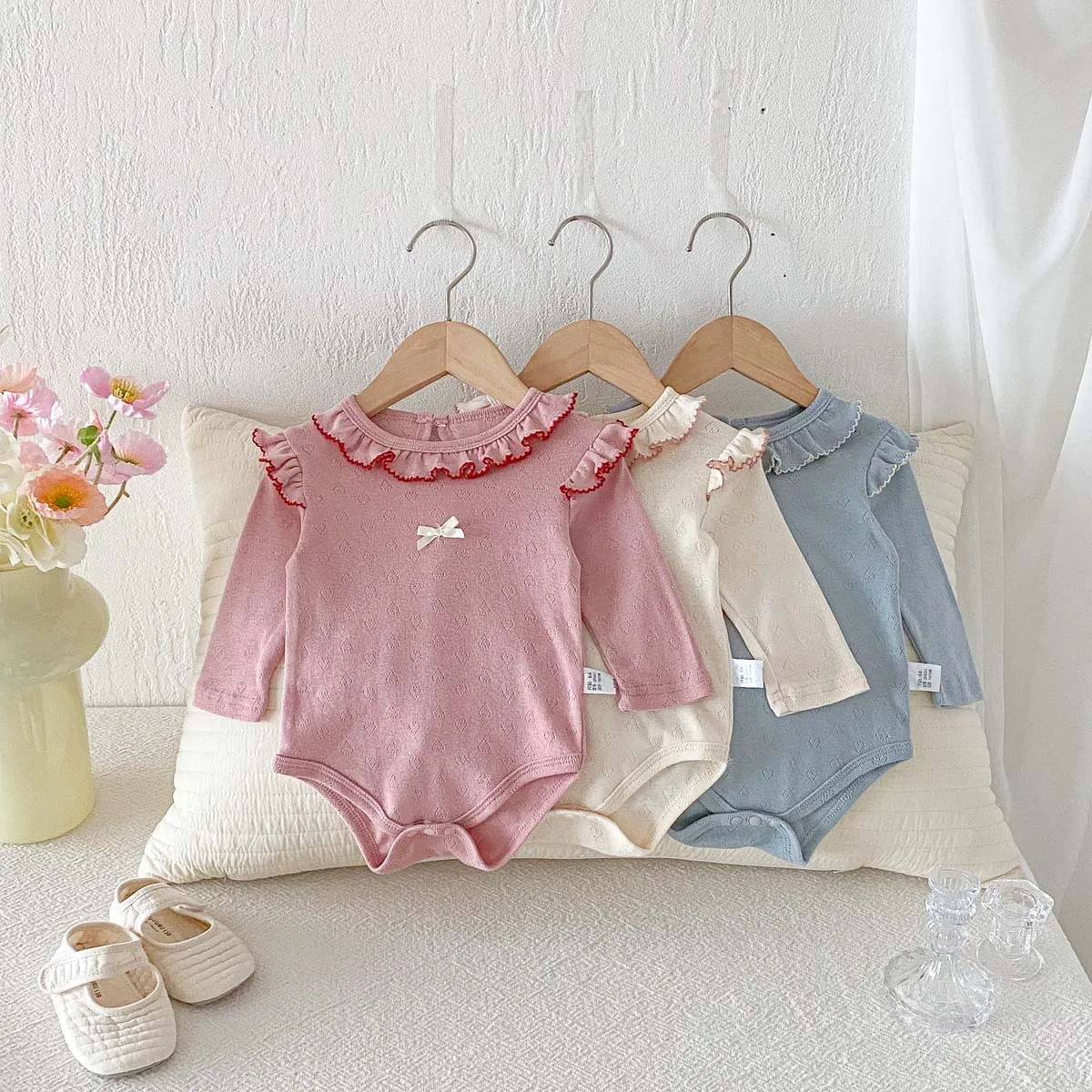 

2026 весенняя новая детская сумка для девочек, одежда Ha в западном стиле с воротником в виде листьев лотоса и длинными рукавами, нижний комбинезон для младенцев