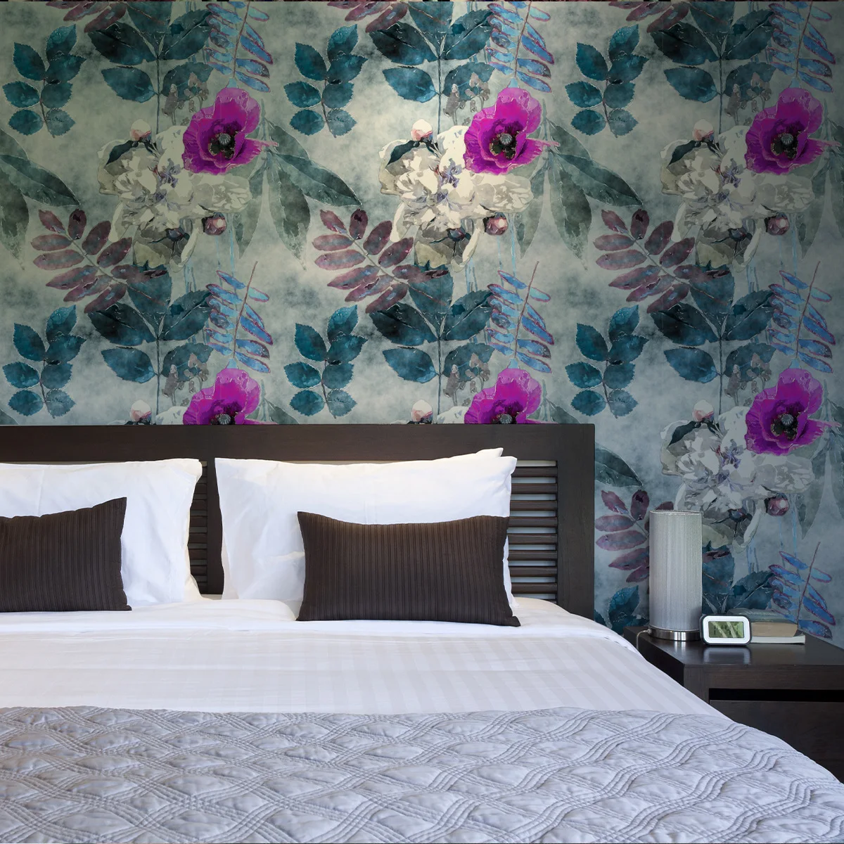 

Vintage Blue-Purple Floral Wallpaper - Retro Botanical Decor for Living Room & Bedroom