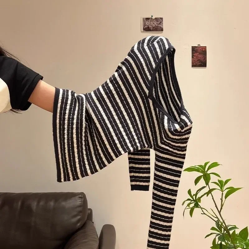 Color Blocking Striped V-neck Long Sleeved Knitted Sweater for Women New Winter American Style Spicy Girl Slim Fit Short Top