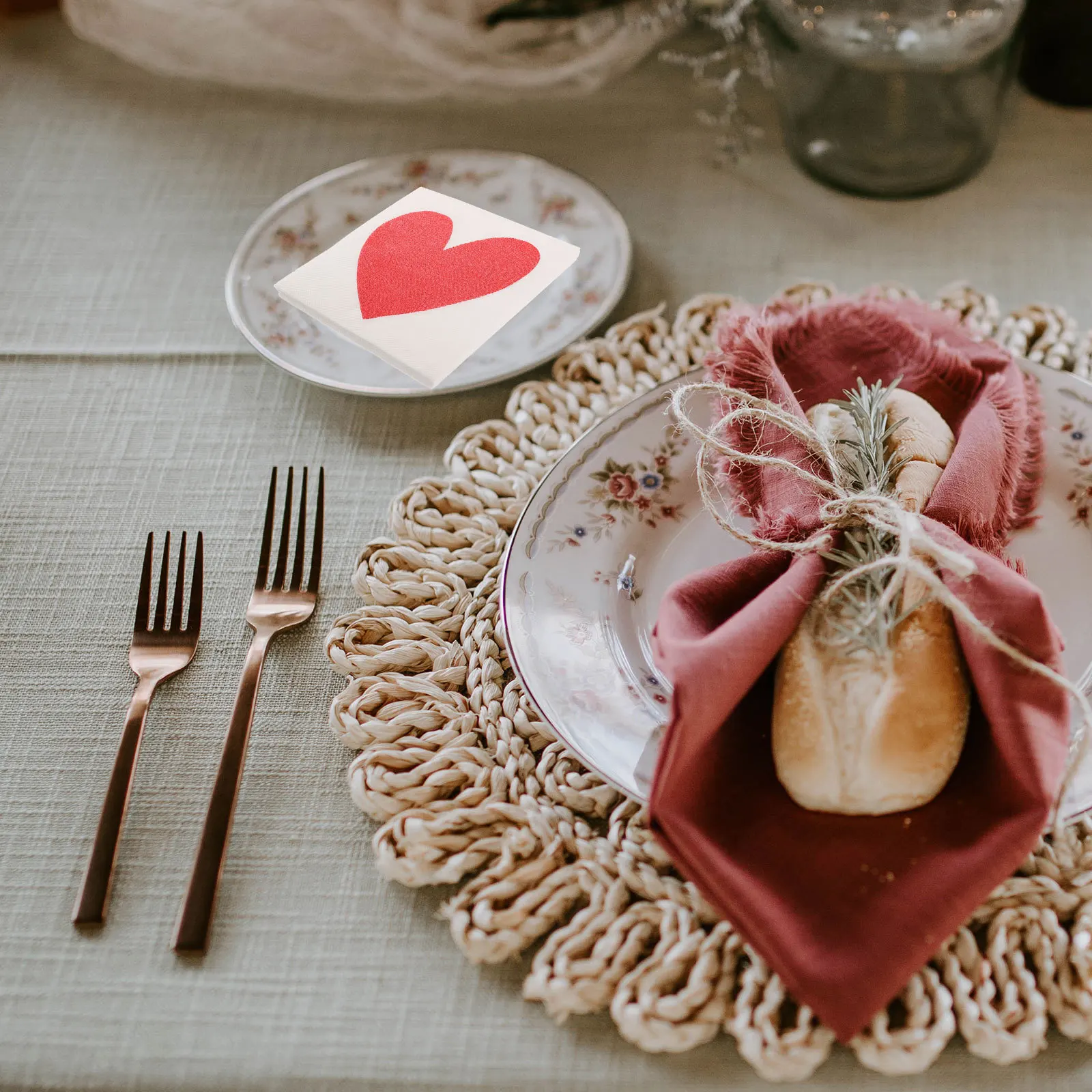 40 قطعة مناديل مطبوعة على شكل قلب مناديل ورقية لحفلات الزفاف يمكن التخلص منها لحفلات العشاء والولائم المناشف الورقية ماصة وأنيقة