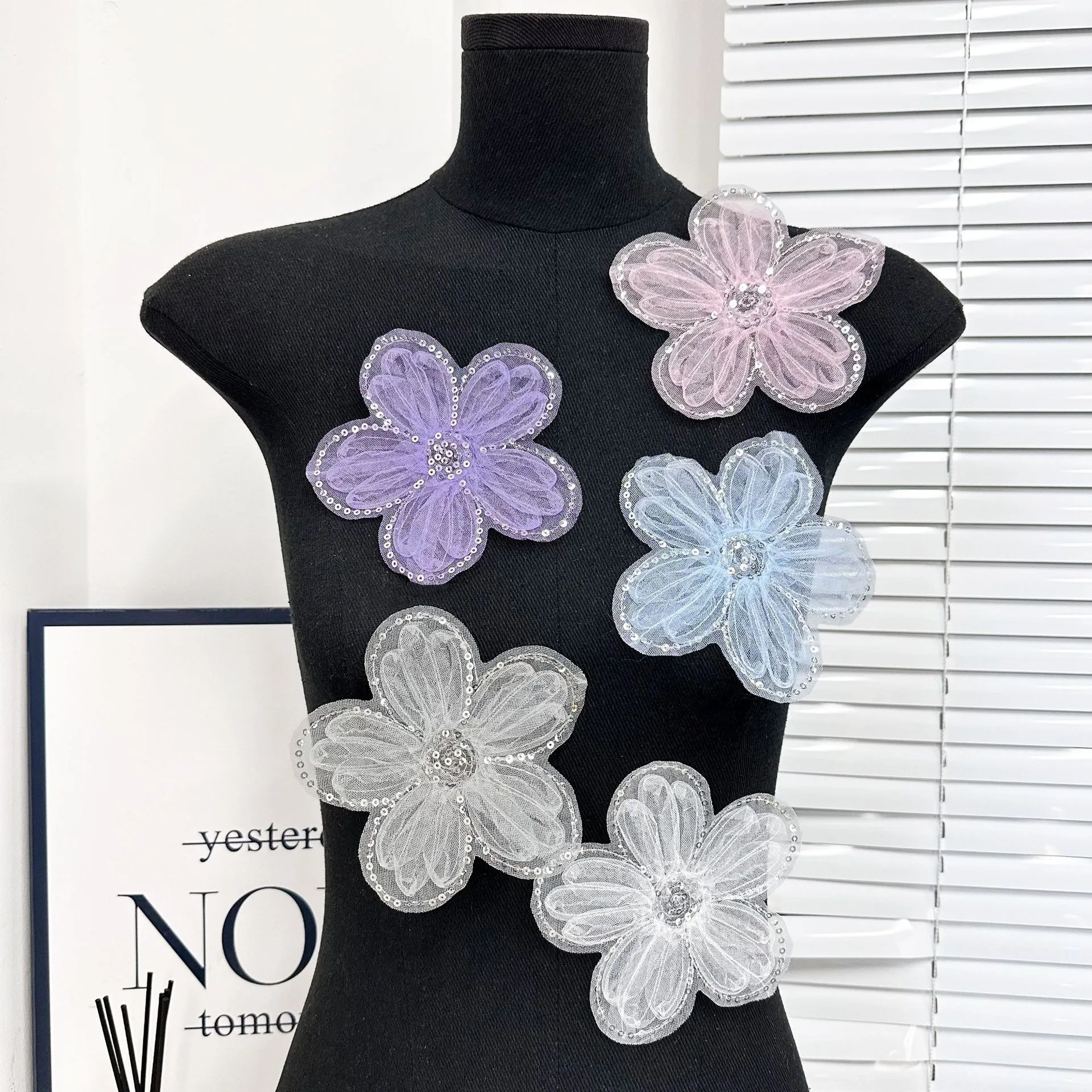 5-pcs-lote-13cm-de-largura-lantejoulas-tridimensional-organza-flor-diy-decoracao-acessorio-para-vestidos-de-noite-de-casamento-artesanal