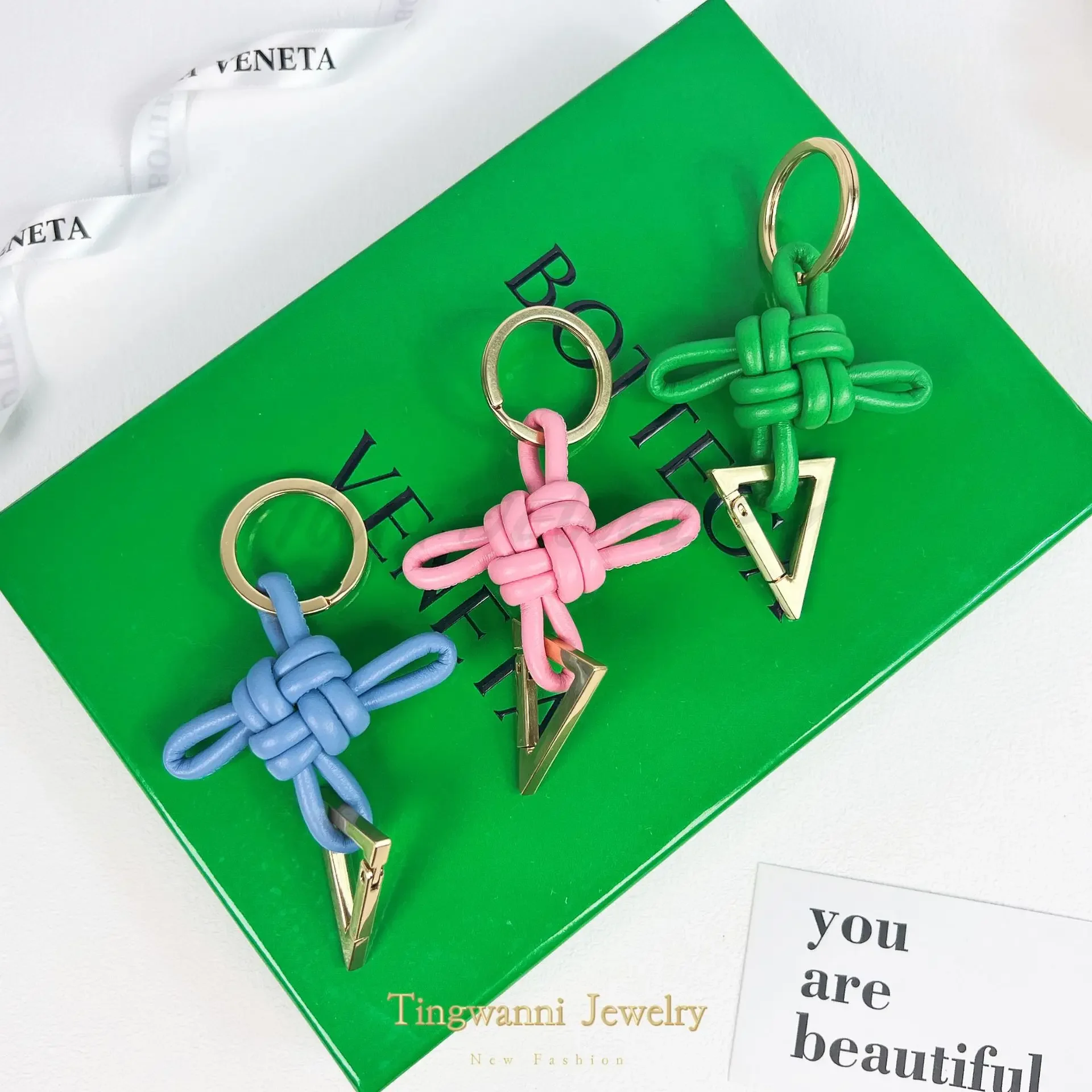 

2025 new woven lambskin car keychain women's genuine leather car key pendant high-end gift pendant