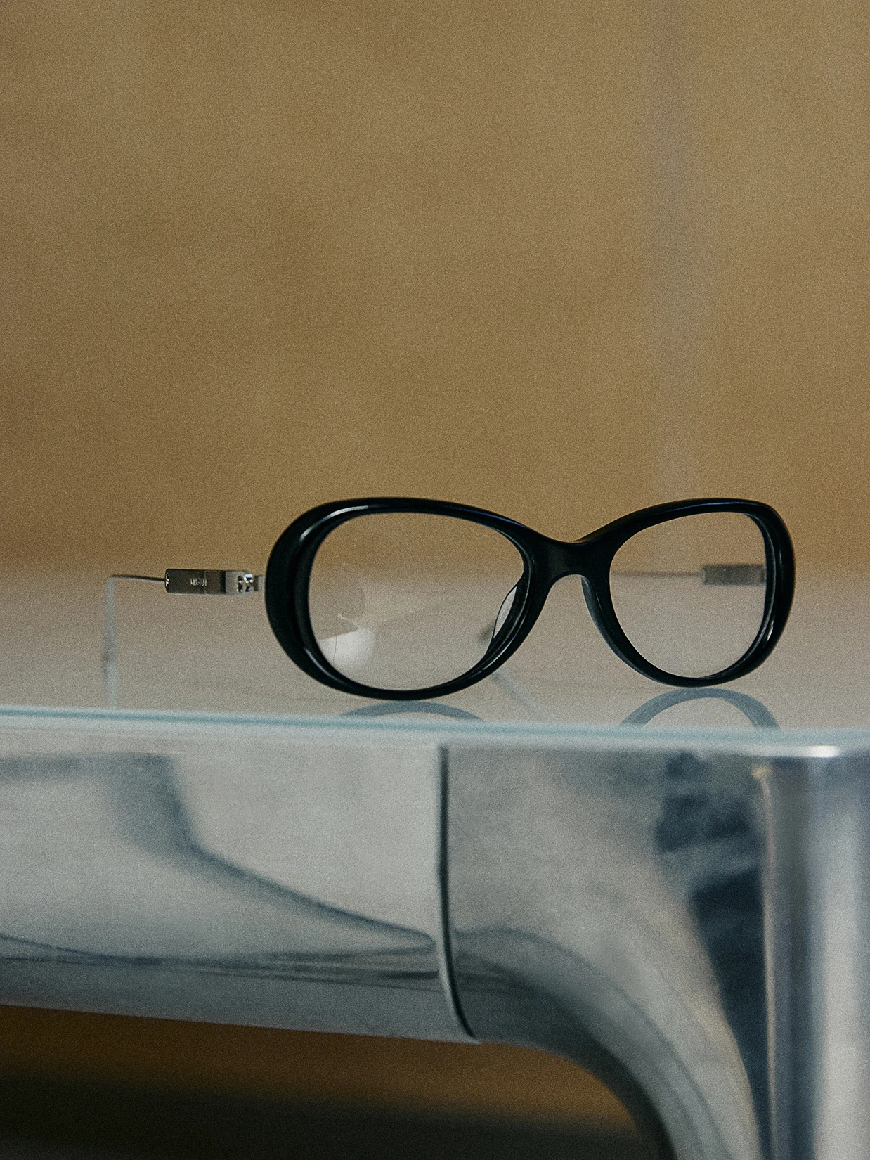 

Очки KEIGAN Limited Edition с легкой оправой из нержавеющей стали, нерегулярной овальной черной оправой и плоскими линзами для женщин