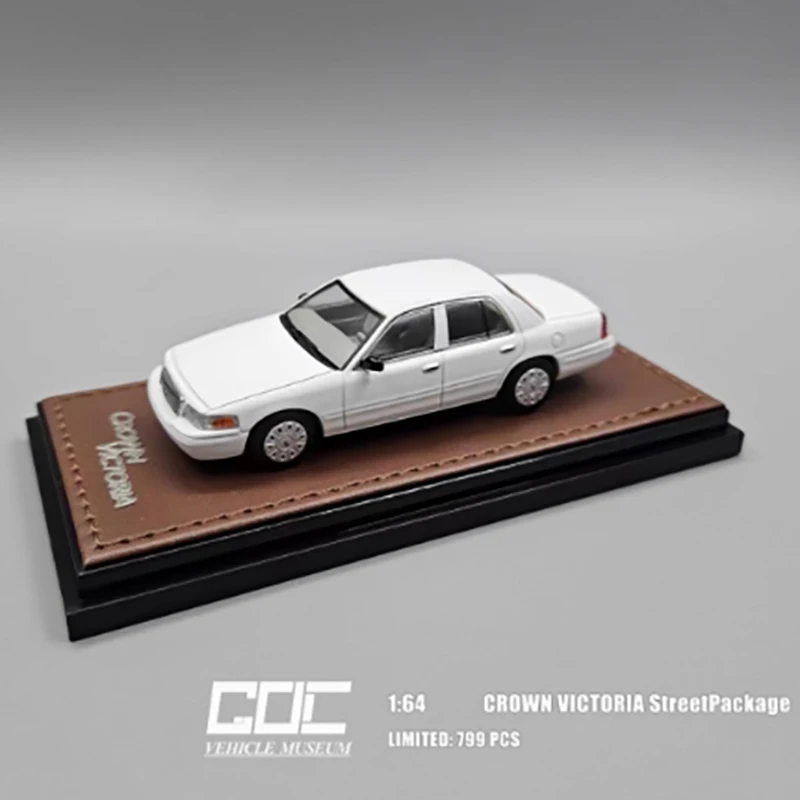 Model samochodu ze stopu w skali 1/64, imitacja Victoria Crown STREET PACKAGE, statyczny model do ekspozycji, kolekcjonerski prezent, zabawka, pamiątka, dekoracja.