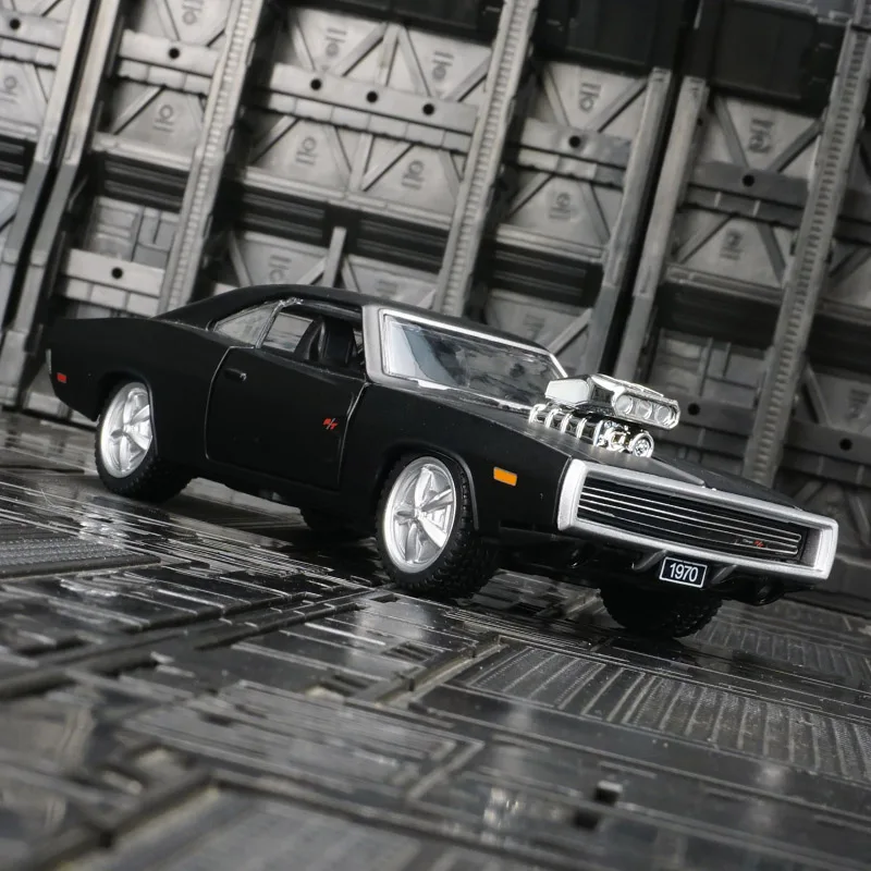 

Модель спортивного автомобиля rastar 1:32 Dodge 1970. двери, передний капот и дверь багажника можно открыть имеет функцию звука и освещения.