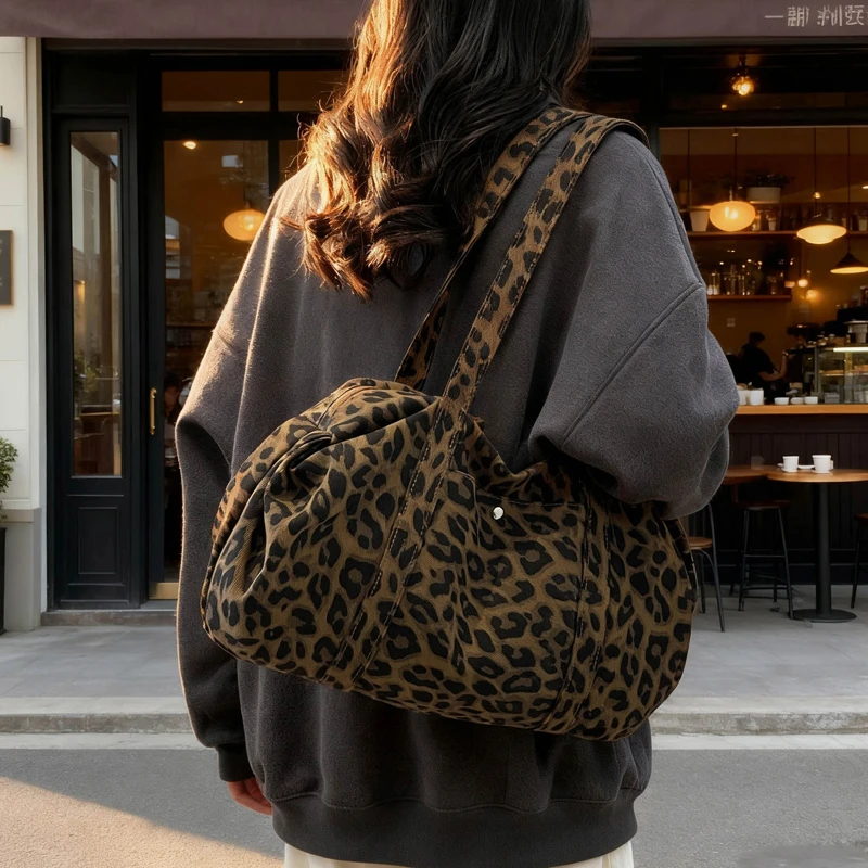 Leopardenmuster-Tragetasche für Damen, große Canvas-Umhängetasche, vielseitige Crossbody-Handtasche, Damen-Shopper-Tasche für Reisen, Arbeit und Alltag. – Detail 8