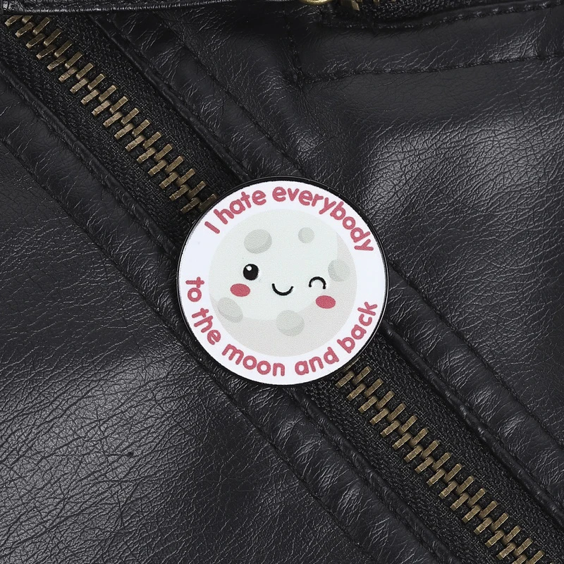 Broche Lune Mignonne et Amusante : Lune Souriante avec un Design Qui Cligne de l'Œil, Accessoire avec Citation d'Amour Ironique pour un Style Social Relatif au Quotidien