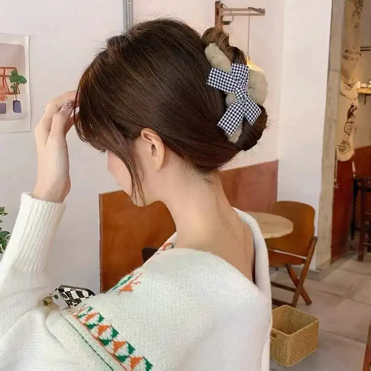 Temperament Cute Bow Female Flower Plush Korean Style Crab Clips Women Hair Clips Hair Accessories Bear Hair Claws