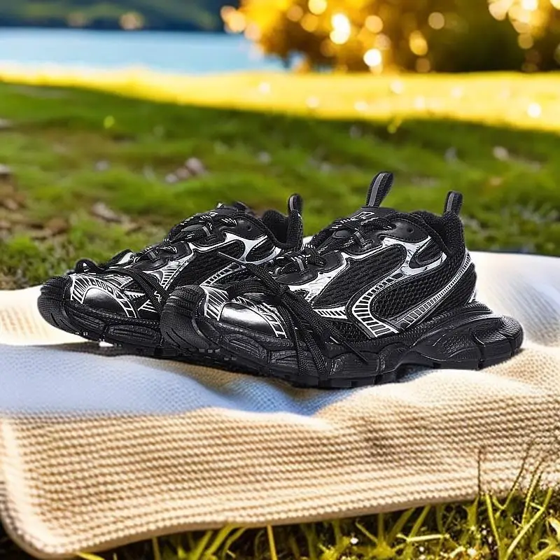 

Simple and fashionable cushioned running shoes are fast and comfortable for couples