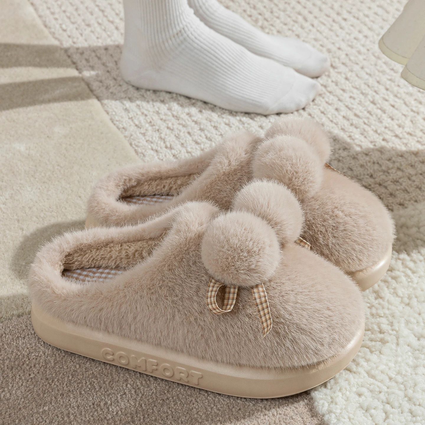 Niedliche Pom-Pom-Warme-Plüsch-Hausschuhe für Damen, Winter, dicke Sohle, Indoor-Hausschuhe, flauschiges Kunstfell, rutschfeste Baumwoll-Slipper für das Schlafzimmer. – Detail 14