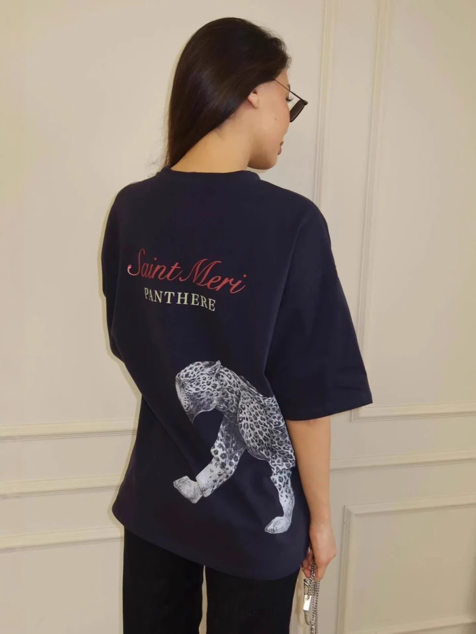 Französisches Oversize-T-Shirt aus reiner Baumwolle für Damen mit Saint Meri Panther-Print auf der Rückseite, überschnittene Schultern, lässiges Streetwear-T-Shirt