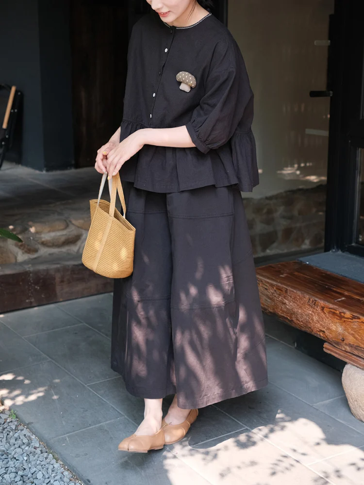 

Летний хлопково-льняной топ с круглым вырезом, вышивкой в технике «нить-крест», свободного кроя, на пяти пуговицах, однотонный