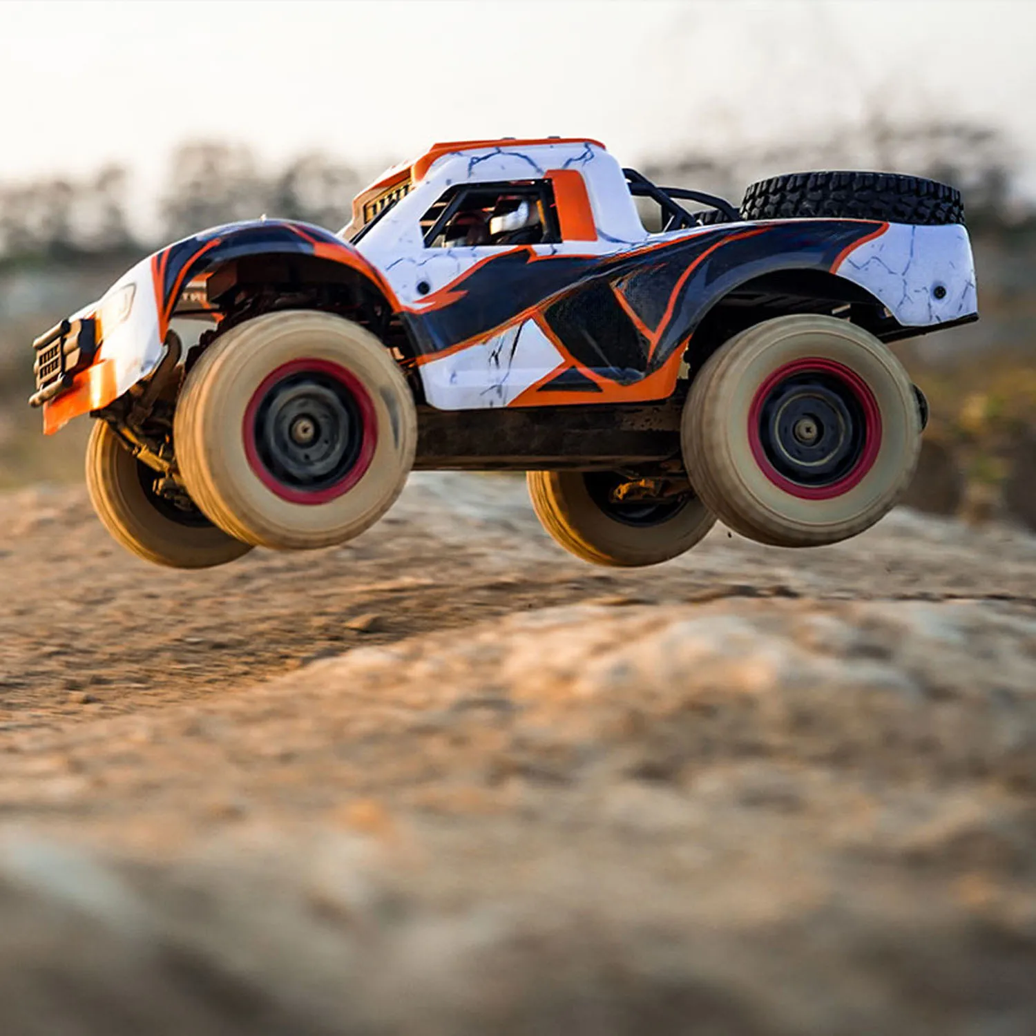 1/14 2,4G RC Hochgeschwindigkeits-Offroad-Fahrzeug 70KM/H Drahtlose Steuerung 4WD Auto Q130B Bürstenloser Motor Servo LED-Lichter RTR Modell – Detail 8