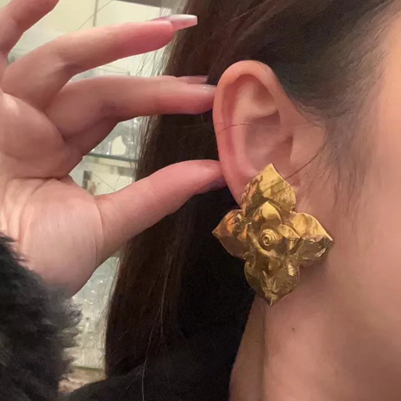 Middle Ancient Style Gold Flower Big Earring Ear Clip Women Accessoires Europe Designer Vintage Earings Fashion Jewelry 2024