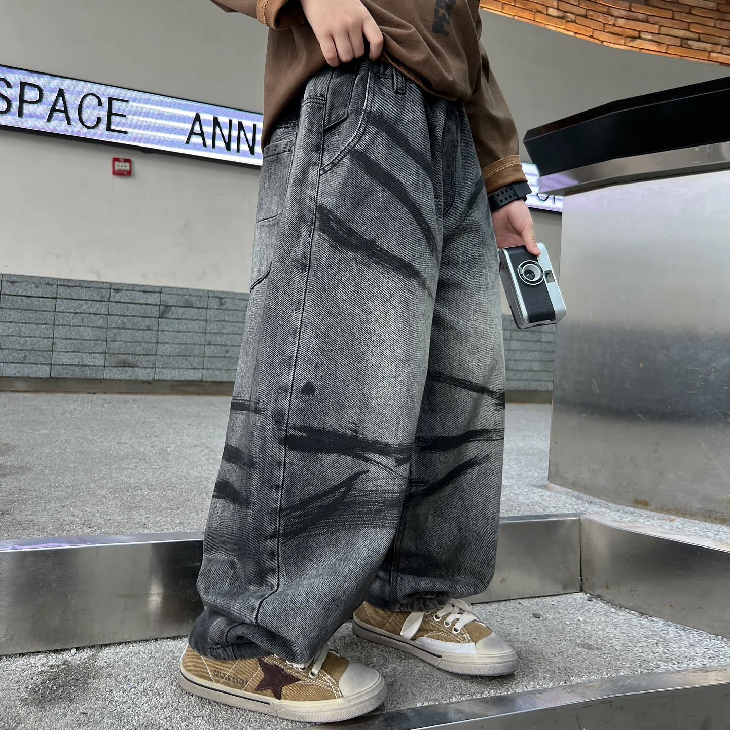 

Модные джинсы с брызгами чернил для мальчиков-подростков, весенне-осенние детские прямые свободные длинные джинсовые брюки в американском стиле ретро, модные