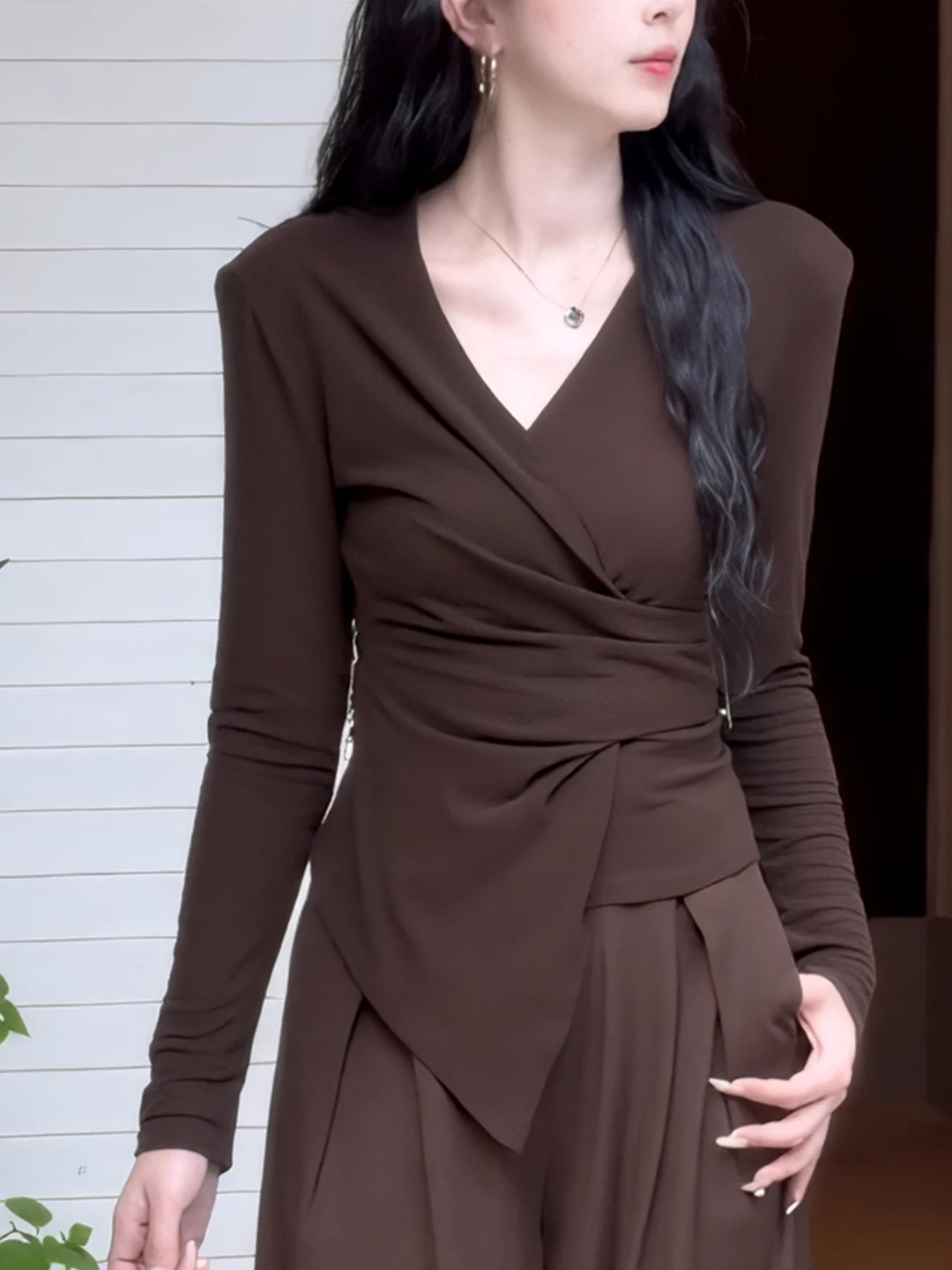 

Slimming Coffee V-ne Cross Uneven Waist-cinching T-irt Base irt Top Korean Sle Commute Wind Casual Breathable Long Sl...