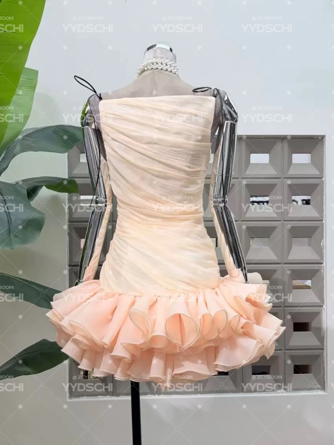 Maßgeschneidertes, elegantes Ballkleid mit Spaghettiträgern und Rüschen im modernen Stil, Mini-Cocktail-Partykleid, über dem Knie liegendes Ballkleid für den Sommer – Detail 8