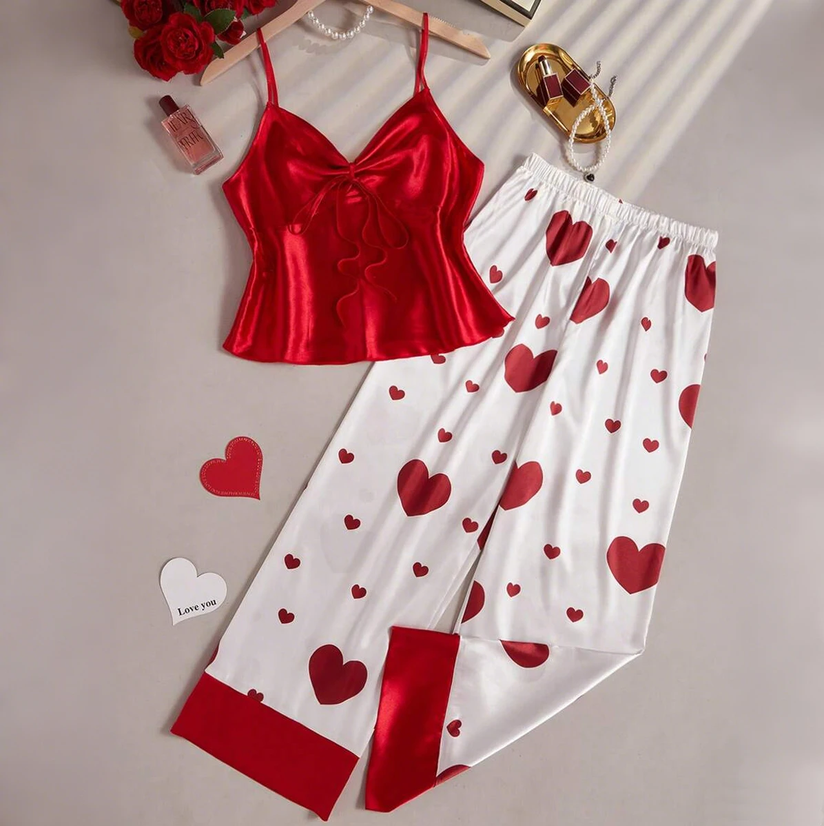 

Женские атласные шелковые пижамные комплекты из 2 предметов: топ-камизоль с завязками и принтом в виде сердец, широкие брюки, сексуальное женское белье для сна