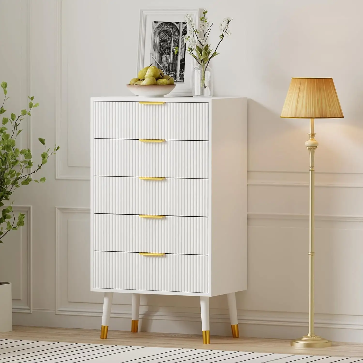 Cómoda de Madera para Dormitorio, Cómoda Estrecha con 5 Cajones y Tiradores Dorados, Gabinete de Almacenamiento Pequeño y Moderno