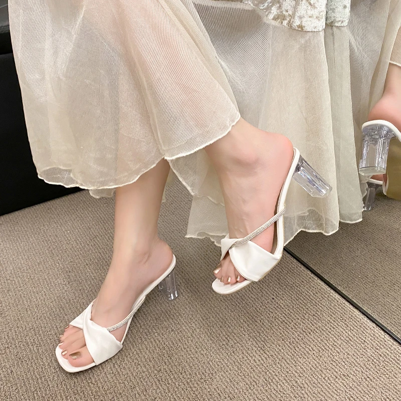 Novedad de verano, zapatillas de estilo hada francesa a la moda de talla grande, prendas de vestir exteriores, zapatos antideslizantes, zapatillas versátiles de tacón alto 2025