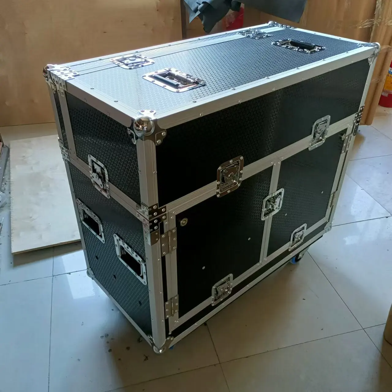 

Allen DLive C3500 Mixer Hydraulic Flight Case Tray Removable Rainproof and Shockproof Transport Cabinet