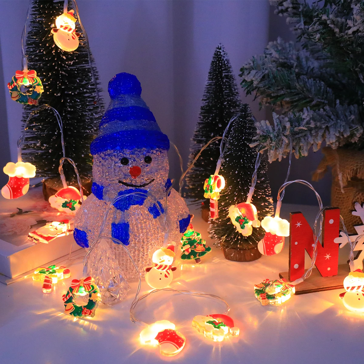 Guirlande lumineuse LED de noël, avec père noël/bonhomme de neige/canne à bonbons/bas de noël/designs de flocons de neige, pour fête de noël/intérieur/arbre