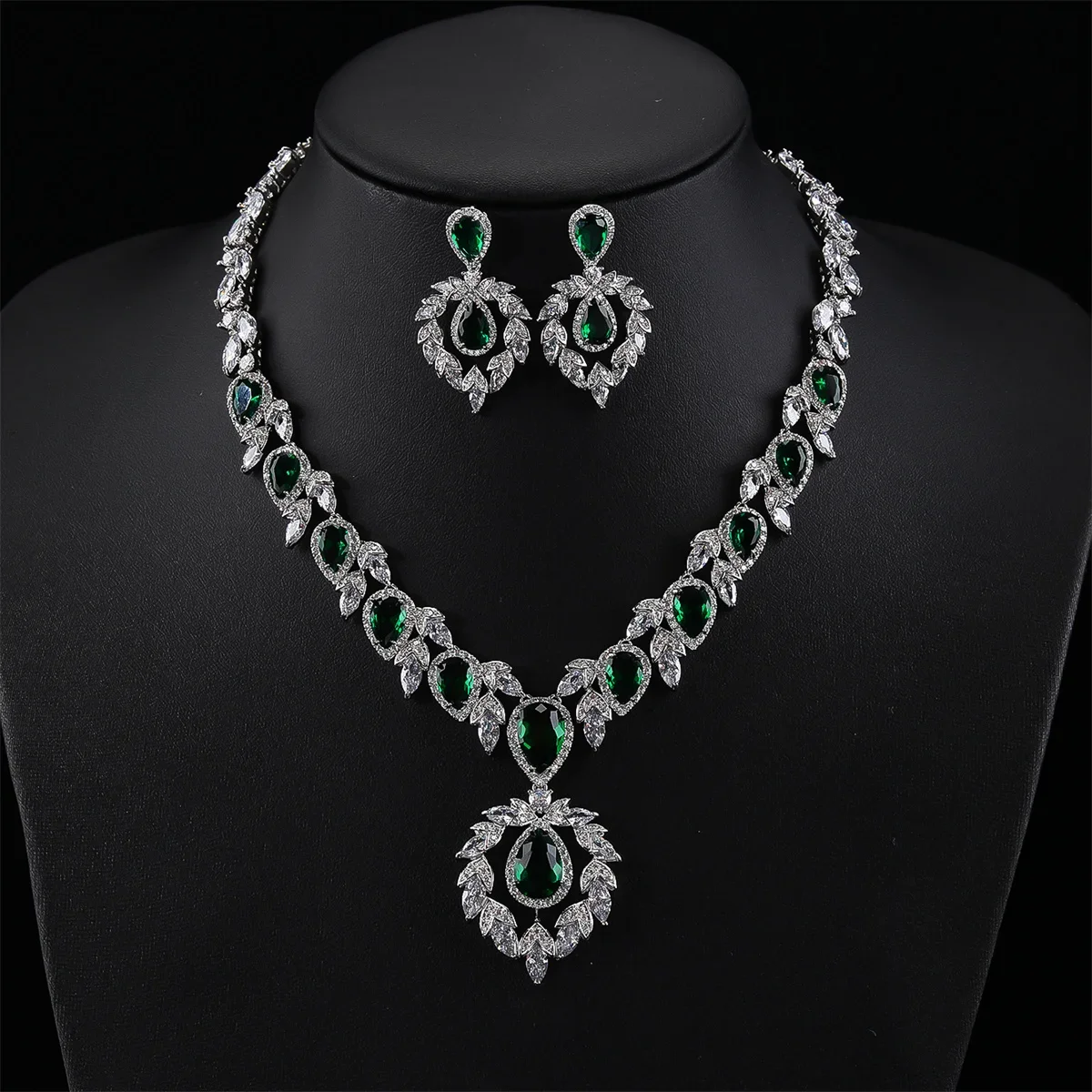 

Luxury Bridal Jewelry Set Gorgeous Waterdrop Cubic Zirconia Ladies Party Wedding Necklace And Earrings Set CN11091