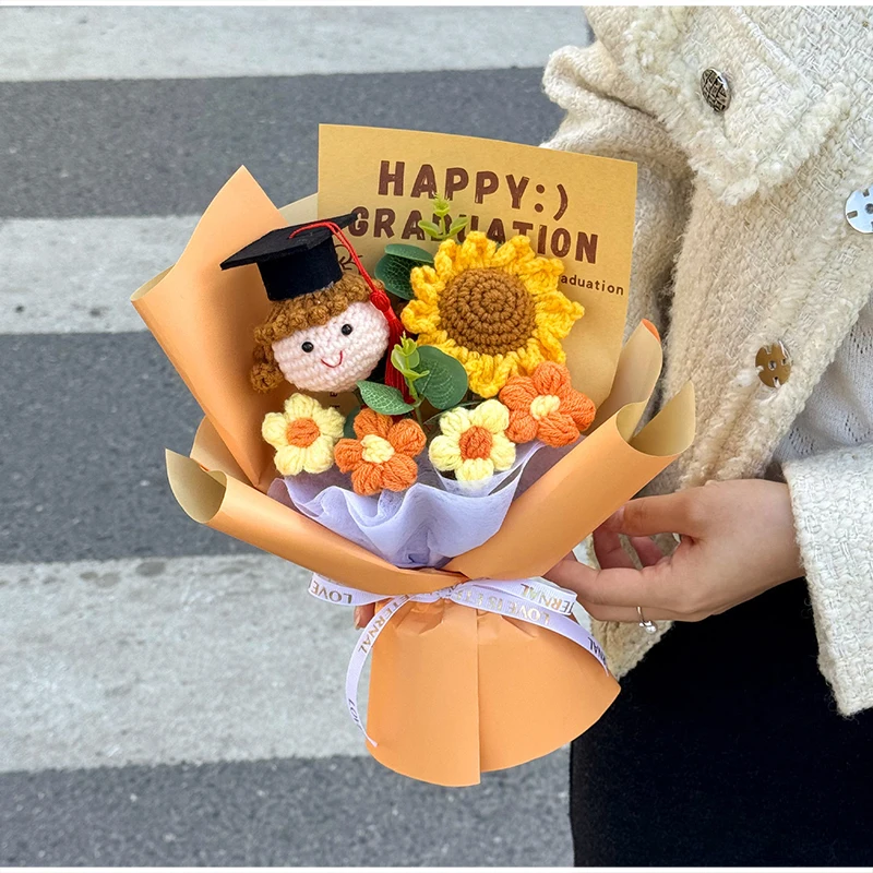 Gehäkelter Abschlussstrauß Handgemachtes Geschenk für die Jahrgangsklasse 2026 Gestrickter Puppen-Sonnenblumenstrauß Geburtstagsgeschenke für Jungen und Mädchen – Detail 7