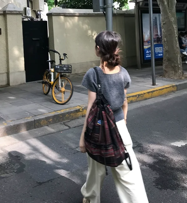 حقيبة ظهر جديدة لعام 2023 بنمط مربعات أحمر عتيق، سعة كبيرة، إغلاق برباط، حقيبة كتف بأسلوب بريطاني، لون واحد، حقيبة شبابية عصرية