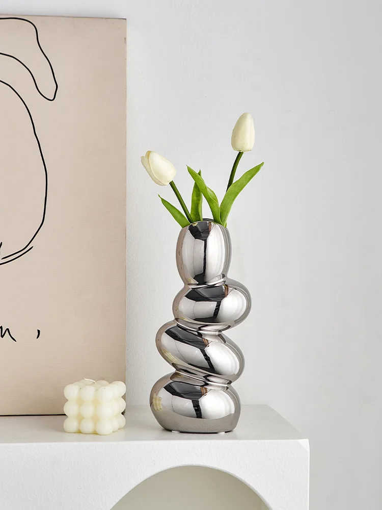 The product can be customized. The tulip vase is light and luxurious. The bedroom, living room, dining table, porch TV