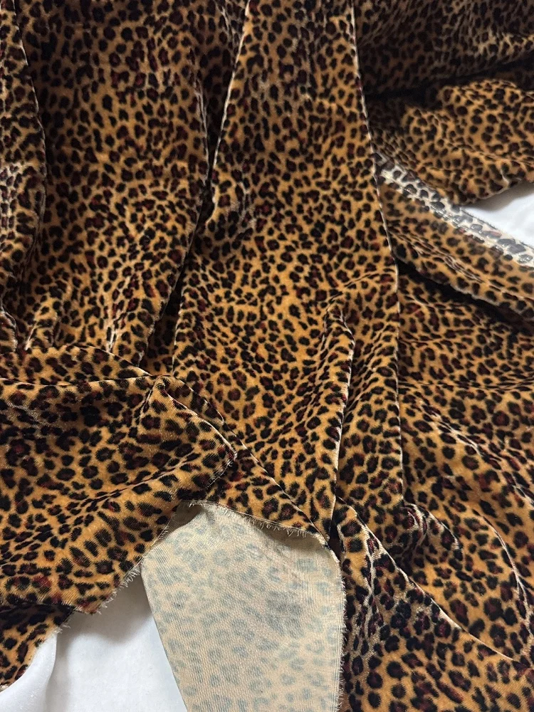 

Изысканная драпированная шелковая бархатная ткань с цветочным принтом для весенне-осенних платьев и юбок. Мягкий, струящийся шелковый материал.