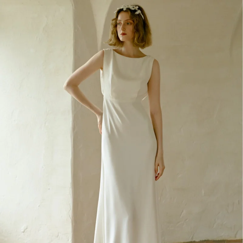 

White Simple New Niche Design Backless Lazy Sleeveless Small Train Light Wedding Dress for Going Out