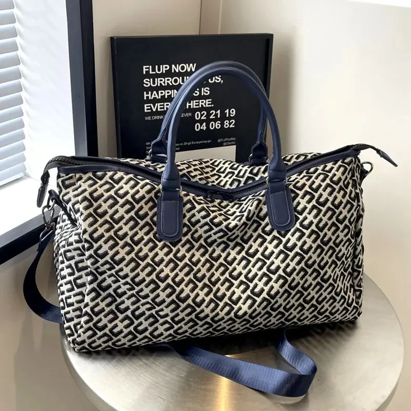 Women's hand-held travel bag, large-capacity lightweight short-distance travel luggage, portable for sports and fitness outings.