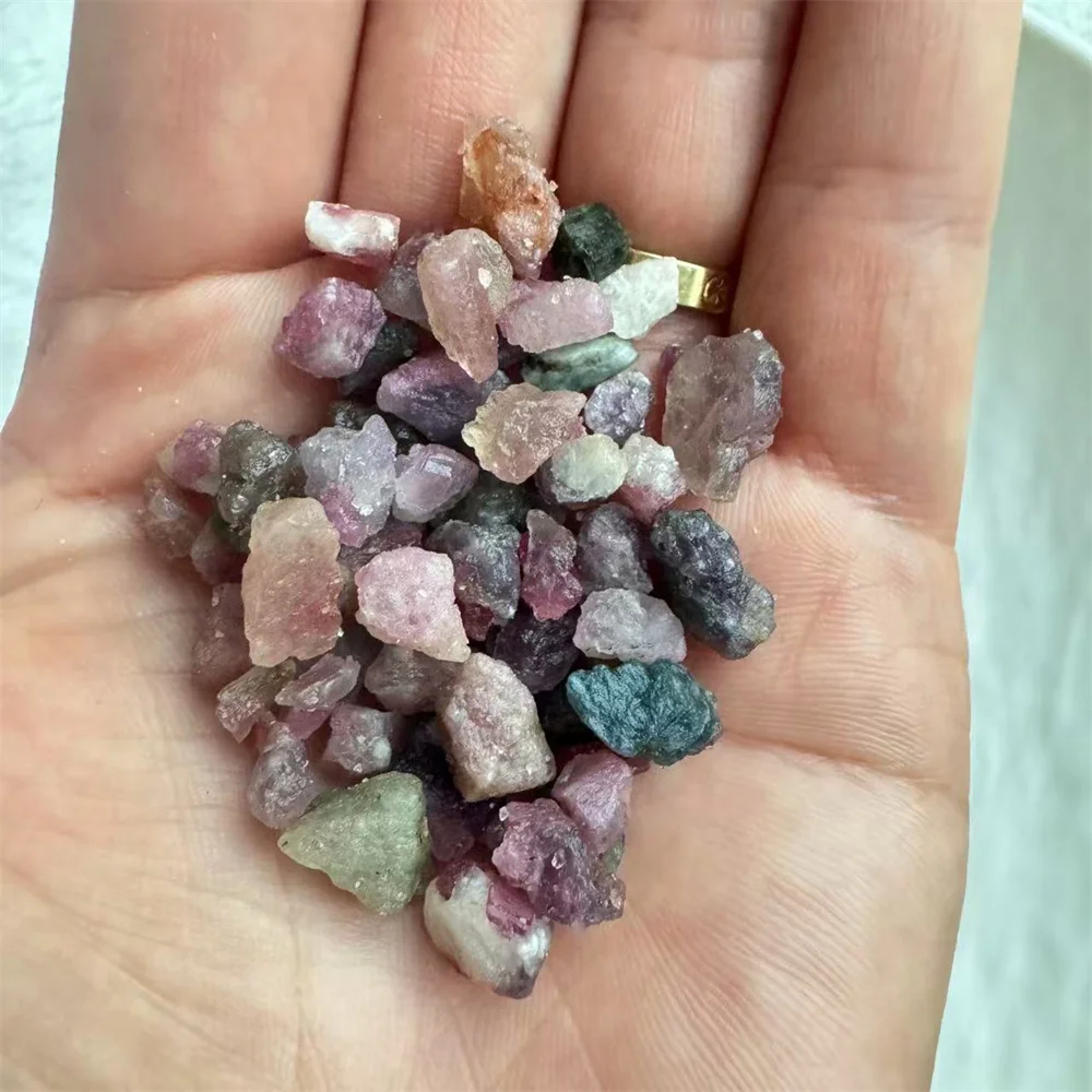 

Natural red tourmaline crystal mineral specimen, rock fragments, gravel, rough, original gemstone decoration