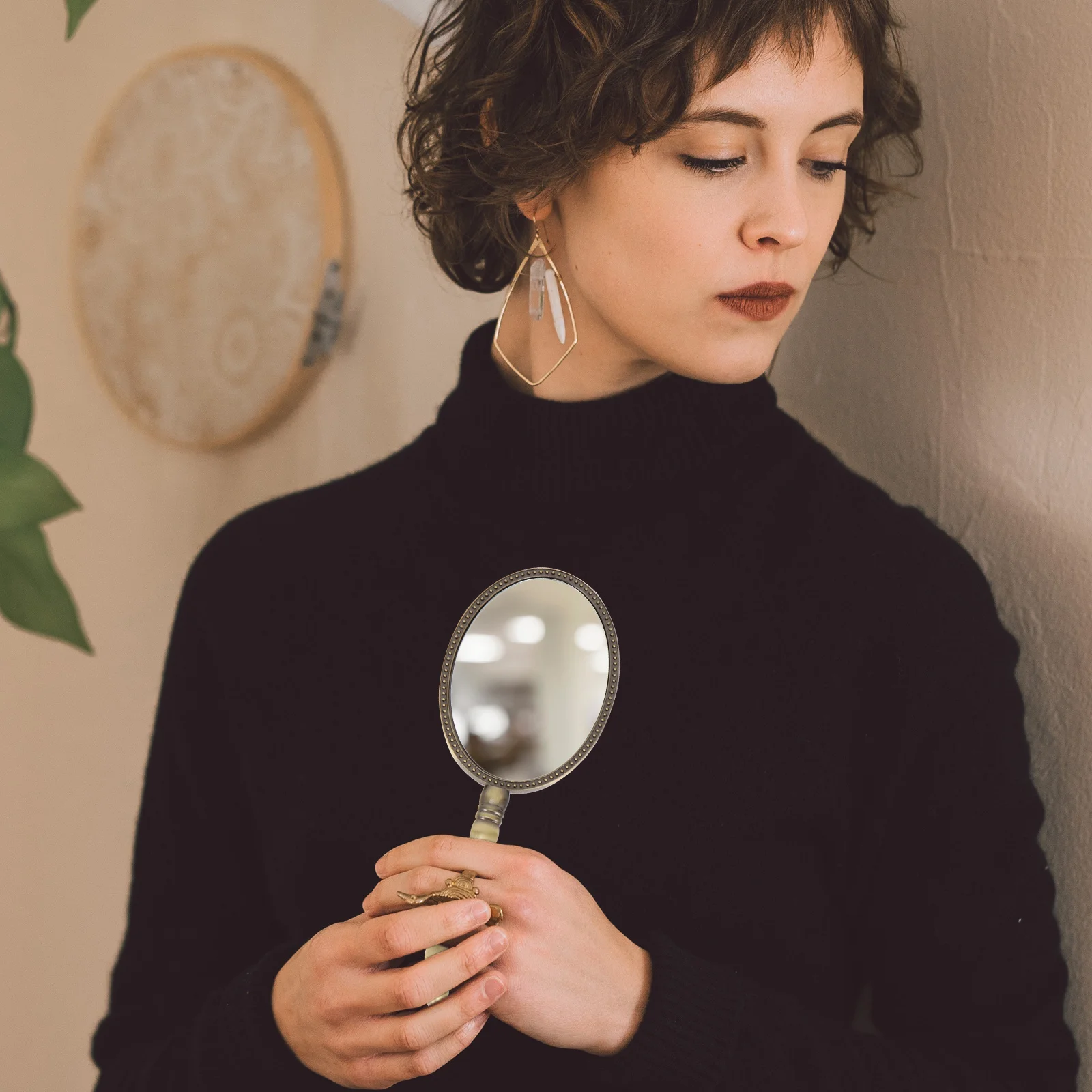 

Retro Handheld Compact Metal Makeup Mirror Portable Lightweight Travel Hand Mirror Design for Women Gift