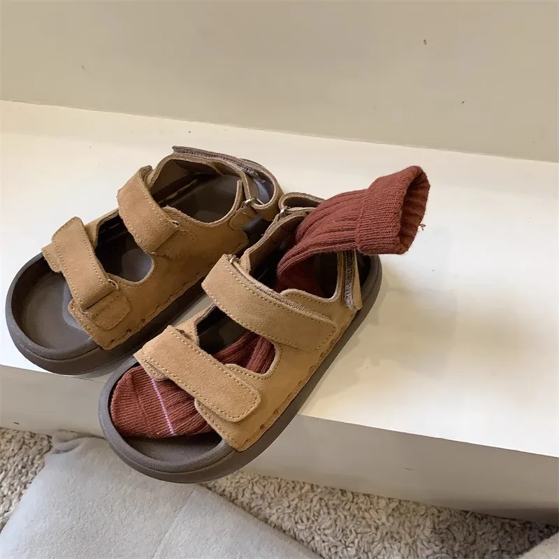 

Детские летние сандалии, новинка 2023 года, модные сандалии на плоской подошве для мальчиков и девочек, однотонные детские повседневные пляжные сандалии с открытым носком, толстая подошва