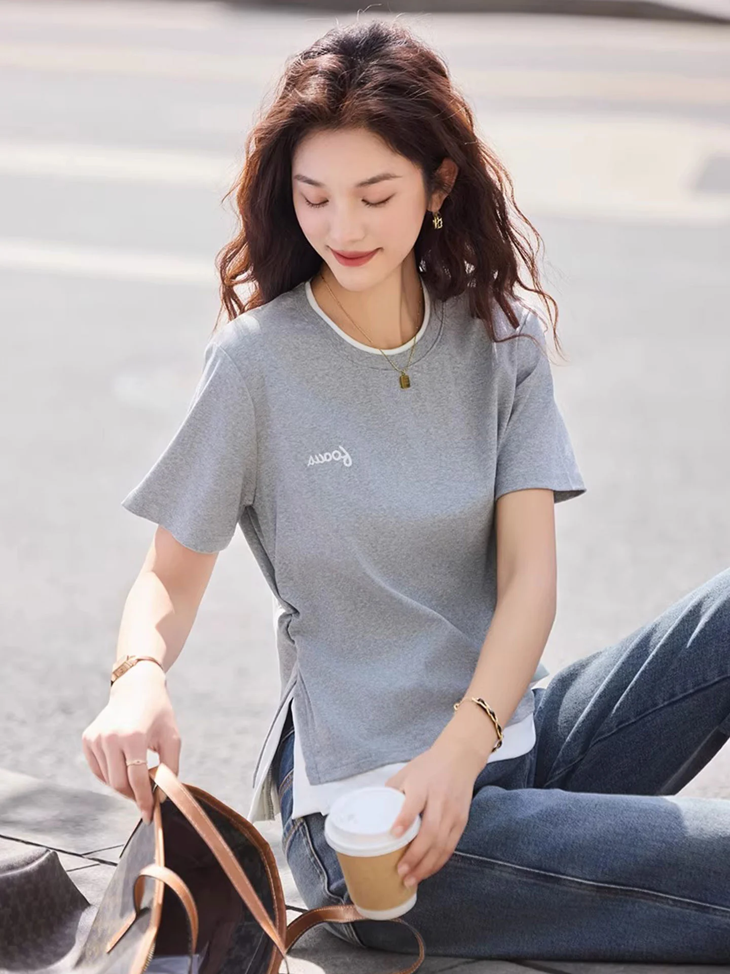 

Элегантная футболка с цветными вставками и боковыми разрезами в корейском стиле, прямой крой, для повседневной носки, летняя новинка