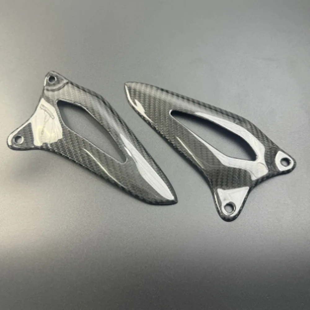 

Triumph Speed Triple Carbon Fiber Heel Guard Plates And Foot Rests for 1200RS 1200RR Models 2021-2025