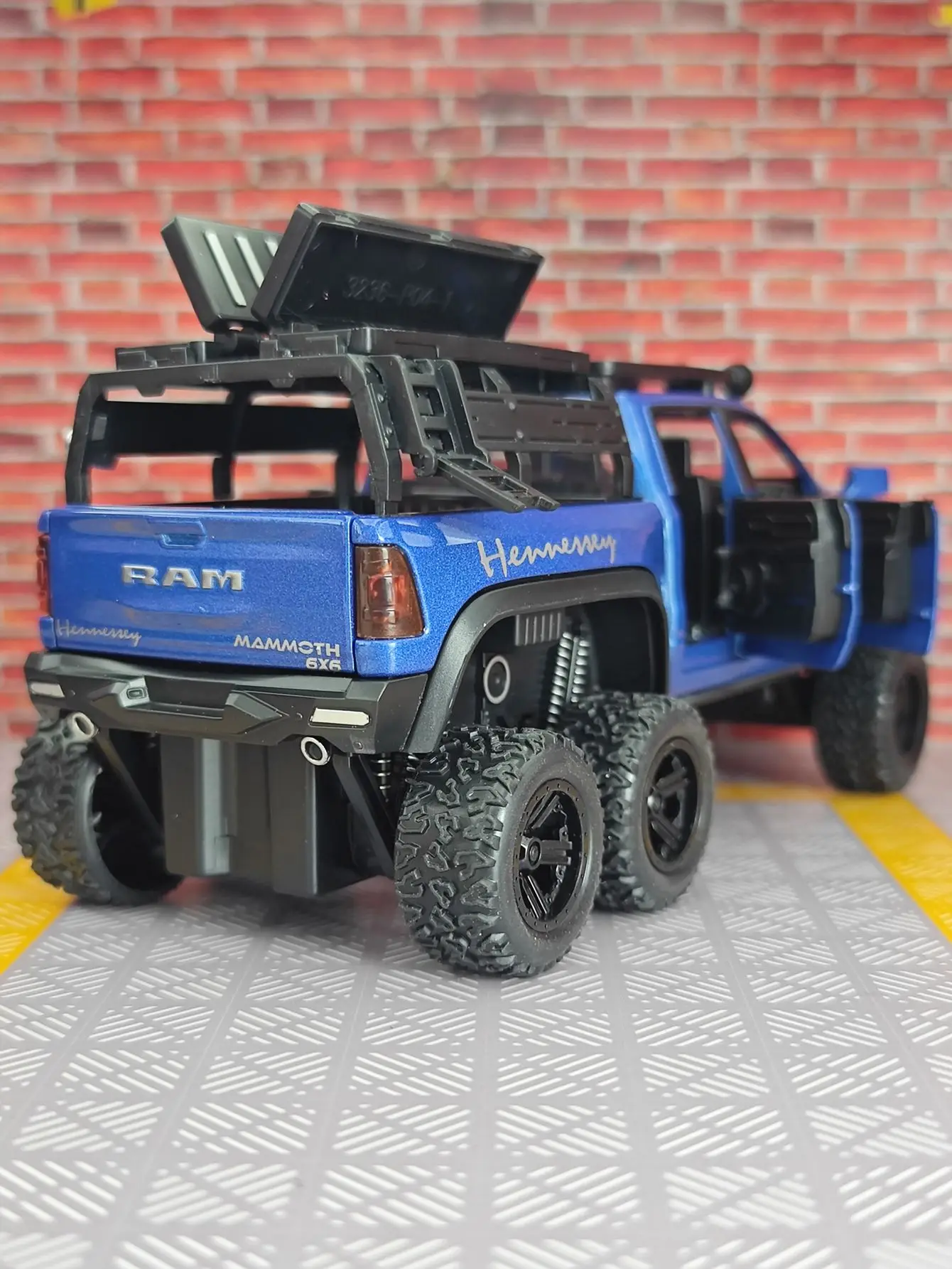 

1/32 alloy off-road vehicle model has simulated sound and lighting functions, rich details, fine workmanship, and good quality