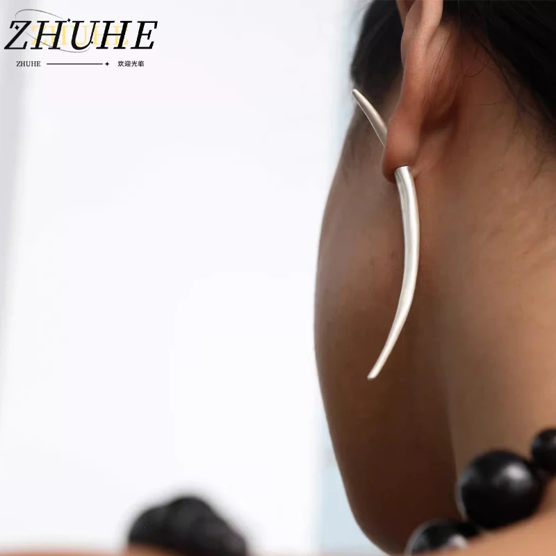 Unisex (Damen und Herren) Edgy Curved Moon Strukturierte Ohrstecker Schmuckzubehör für Bold Gothic Punk Fashion & Alternative Style St