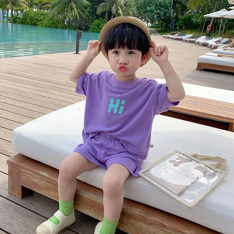 Conjunto de dos piezas de pantalones cortos de manga corta para niños con letras estampadas HI Color sólido Tesoro para niños Conjunto de ropa de verano para niños