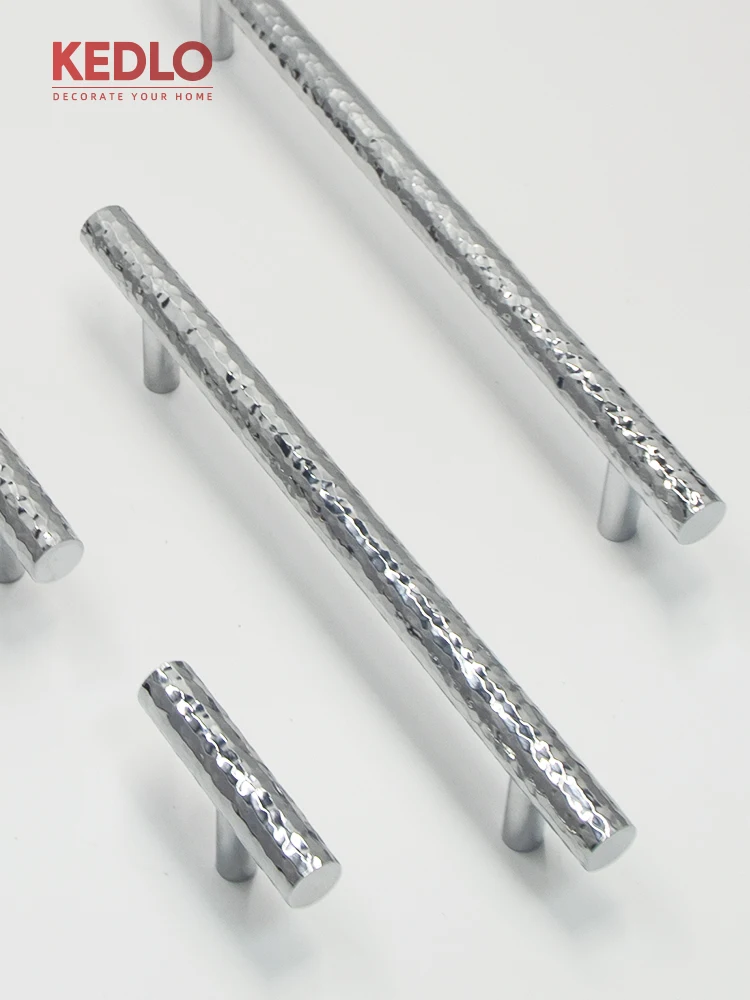 KEDLO Moderner Luxusgriff mit Hammermuster für Küchenschränke, glänzendes Chrom-Silber, langer Griff für Schranktüren und Schubladen, T-Griff – Detail 1
