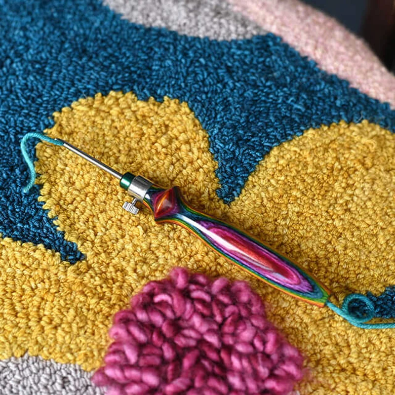 Knit Pro Vibrant Punch Needle Set, 1 manico in legno e 4 aghi, confezionato in custodia blu Denim per punzonatura artigianato fai da te con filati