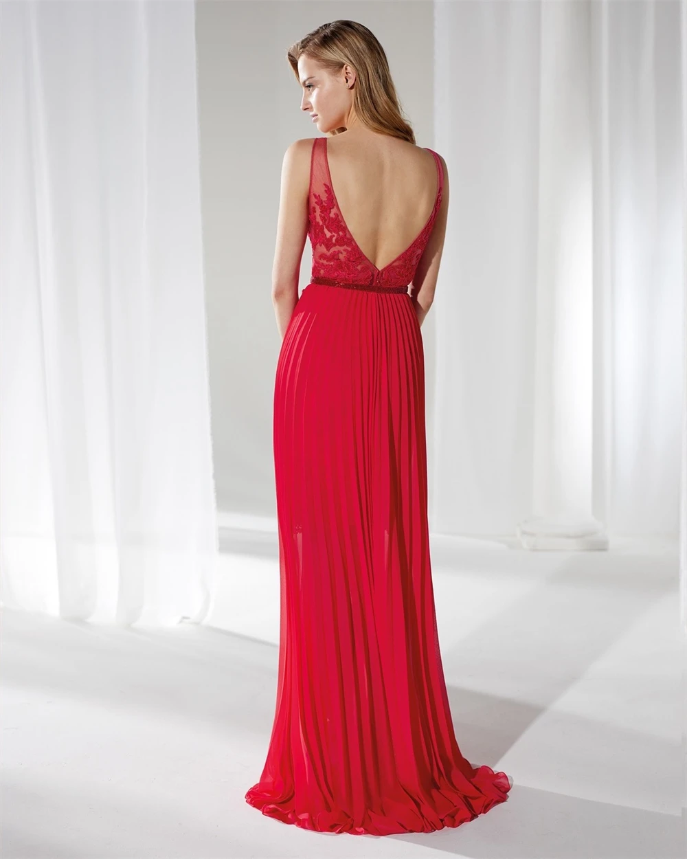 

Customized Temperament Red Chiffon Evening Dress Elegant V-Neck Court Train Party Dress Fashion Sleeveless Celebrity Gowns