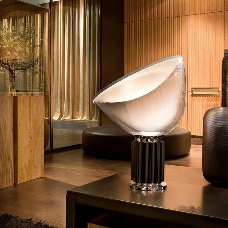 مصابيح أرضية زجاجية فنية ذات طابع شخصي إيطالي ما بعد الحداثة الراقية لغرفة المعيشة وغرفة النوم بجانب السرير مصباح مكتبي LED إبداعي